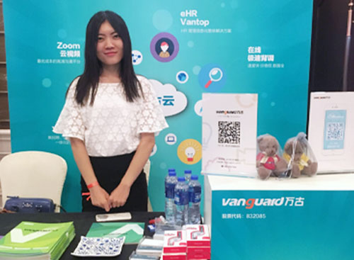 万古科技勤劳的工作人员