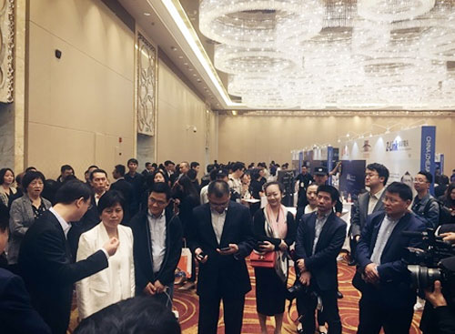 万古科技观众展台前了解eHR系统