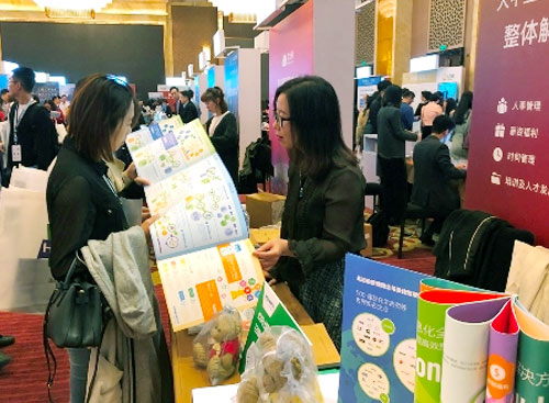 万古科技eHR系统顾问在讲解系统